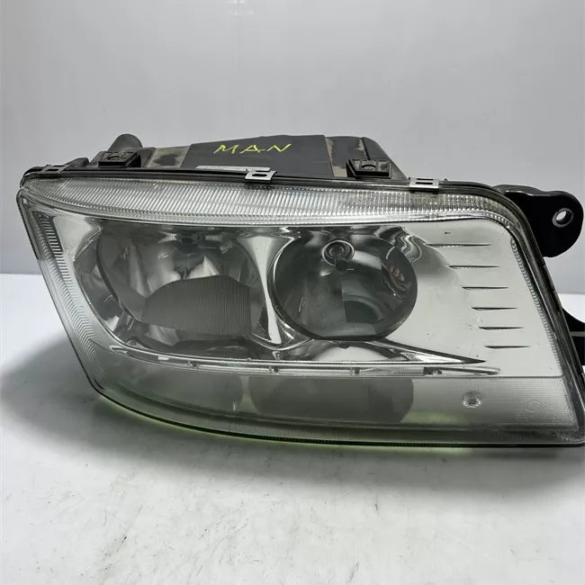 Proiettore con fanalino anteriore destro con regolazione