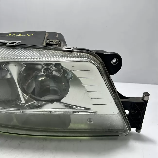 Proiettore con fanalino anteriore destro con regolazione