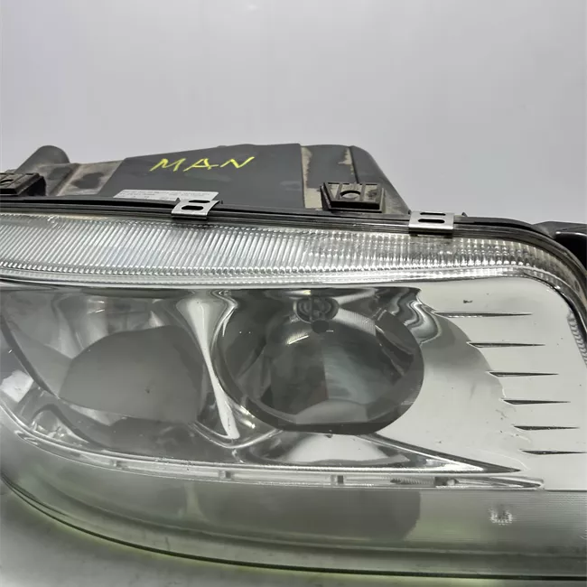 Proiettore con fanalino anteriore destro con regolazione