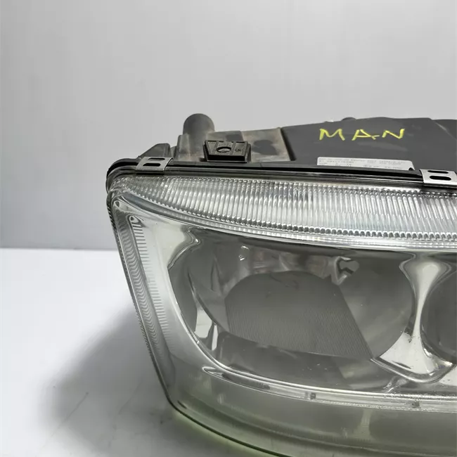 Proiettore con fanalino anteriore destro con regolazione