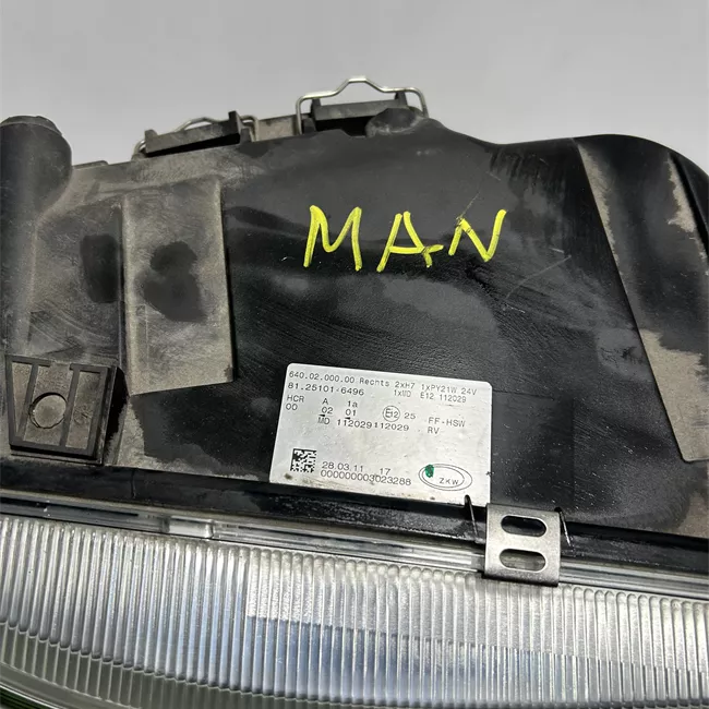 Proiettore con fanalino anteriore destro con regolazione