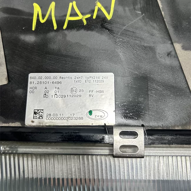 Proiettore con fanalino anteriore destro con regolazione