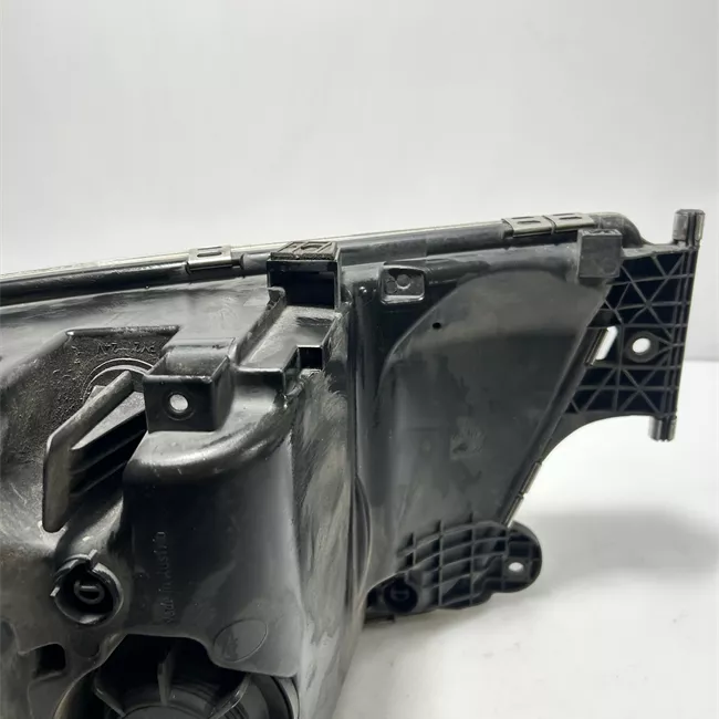 Proiettore con fanalino anteriore destro con regolazione