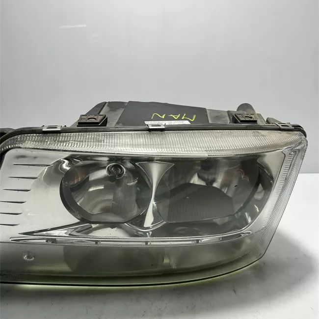 Proiettore con fanalino anteriore sinistro con regolazione