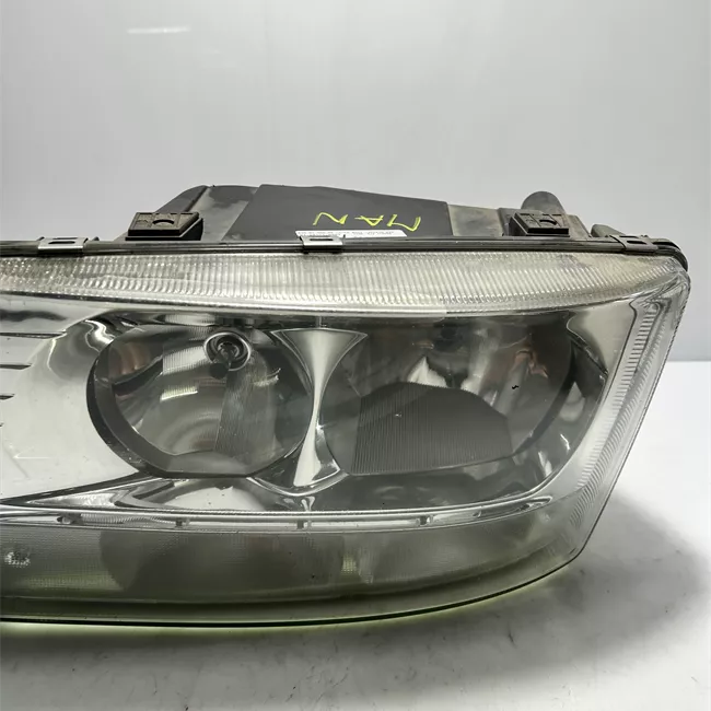 Proiettore con fanalino anteriore sinistro con regolazione