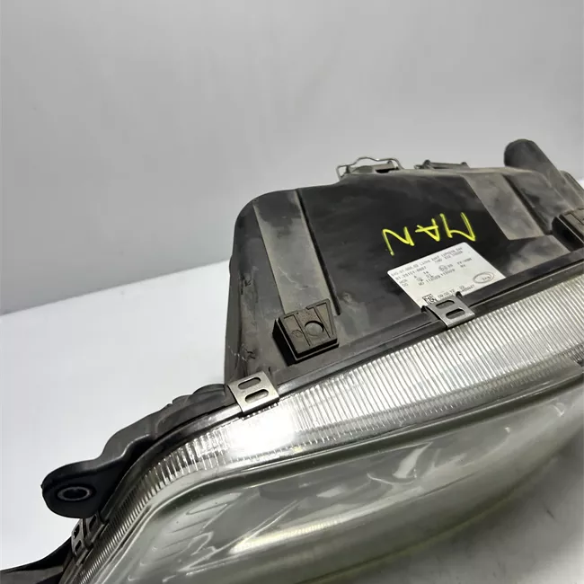 Proiettore con fanalino anteriore sinistro con regolazione