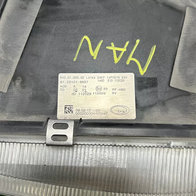 Proiettore con fanalino anteriore sinistro con regolazione