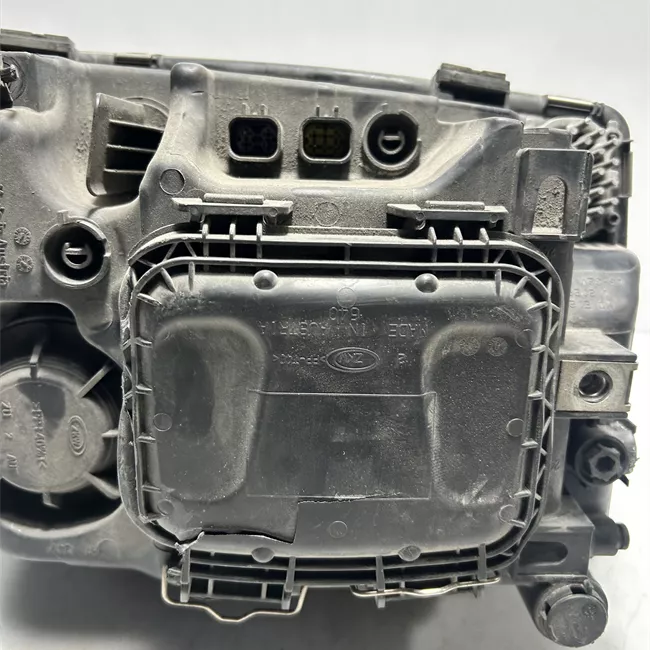 Proiettore con fanalino anteriore sinistro con regolazione