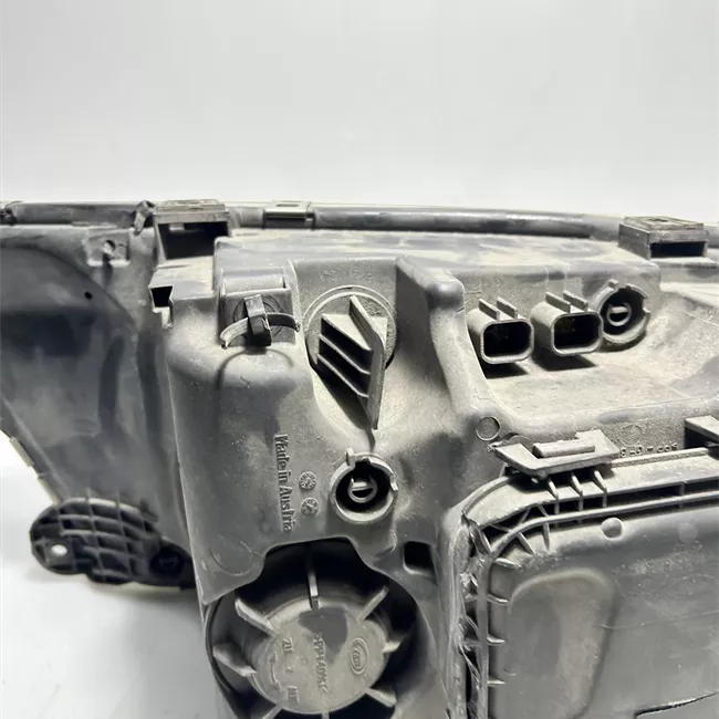 Proiettore con fanalino anteriore sinistro con regolazione