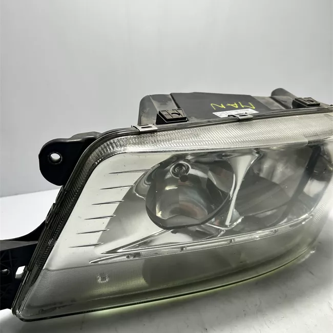 Proiettore con fanalino anteriore sinistro con regolazione