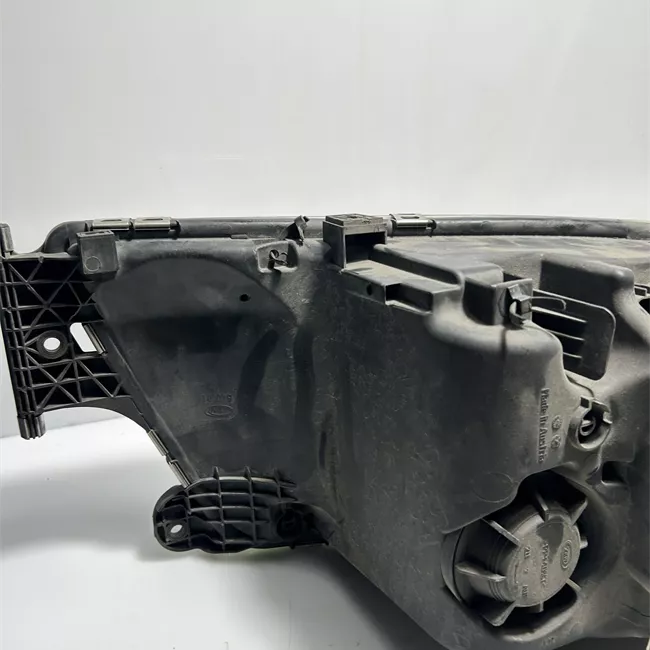 Proiettore con fanalino anteriore sinistro con regolazione