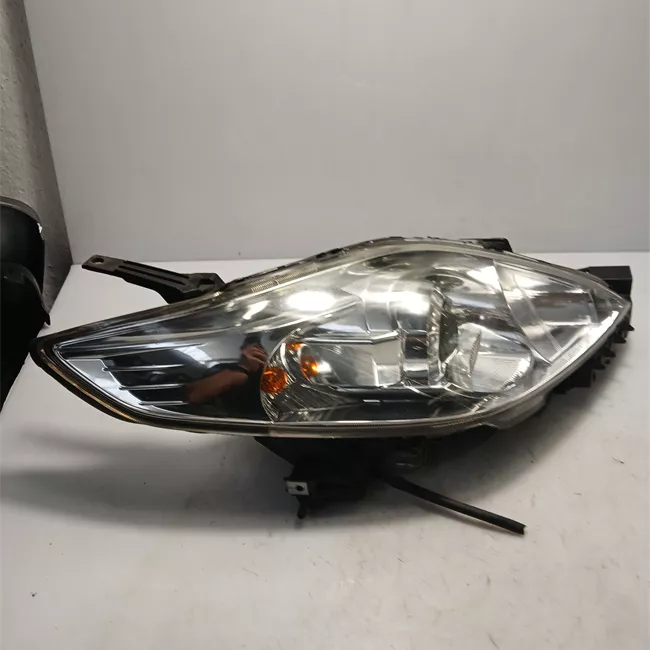 Proiettore destro con spoiler laterale