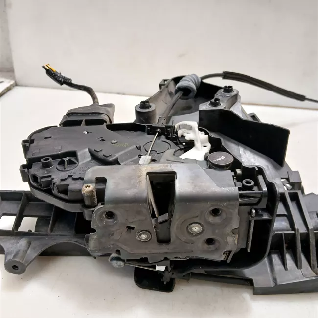 Serratura porta anteriore destra senza posizione bloccata