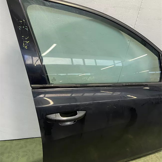 Porta anteriore destra