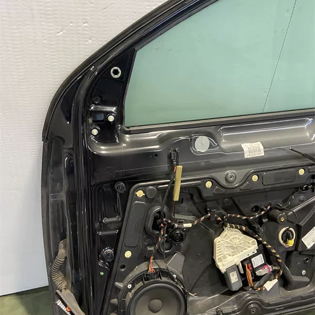 Porta anteriore destra