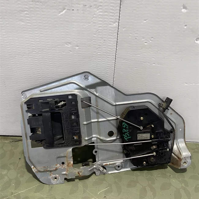 Serratura porta posteriore a battente con sicura bambini