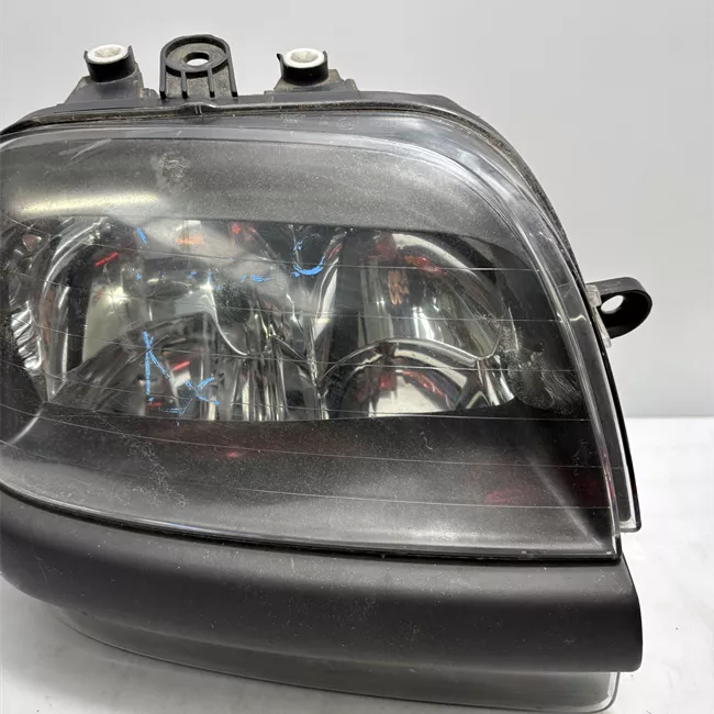 Proiettore destro con fendinebbia