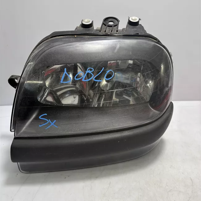 Proiettore sinistro con fendinebbia