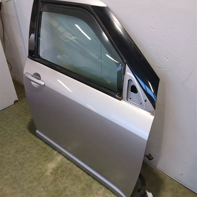 Porta anteriore destra