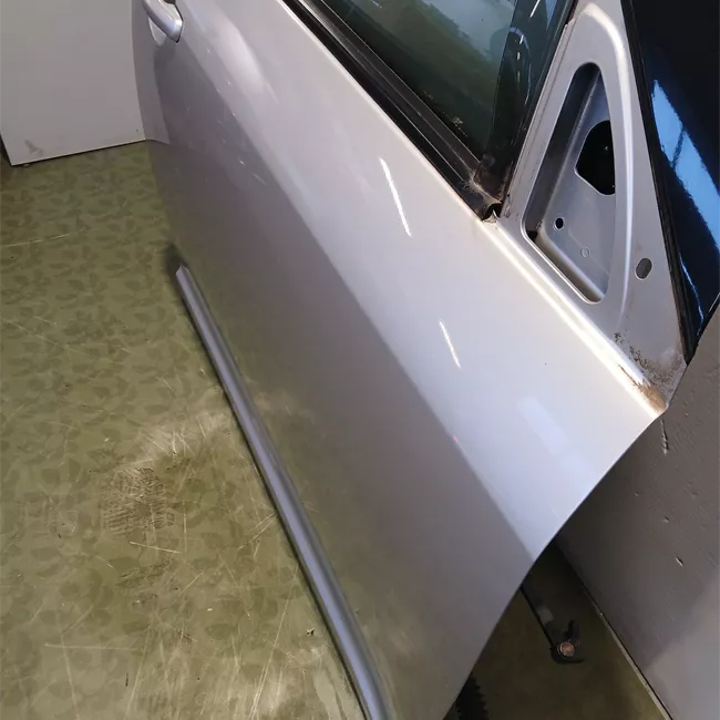 Porta anteriore destra