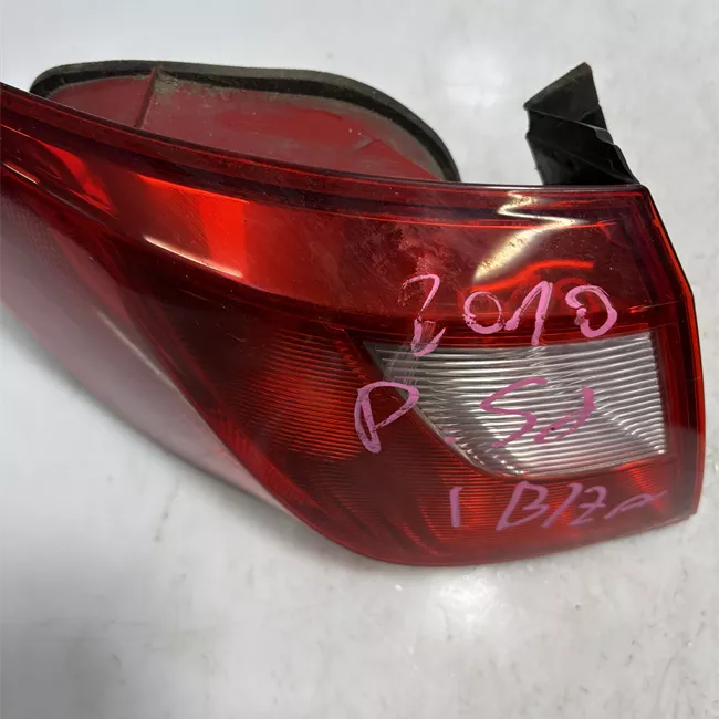 Fanale posteriore parte esterno sinistro