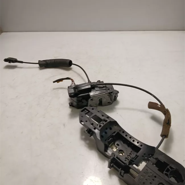 Serratura porta anteriore sinistra con bloccaggio elettromagnetico