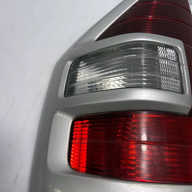 Fanale posteriore parte superiore sinistro argento