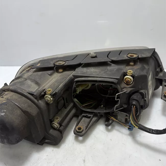 Proiettore con regolatore altezza sinistro