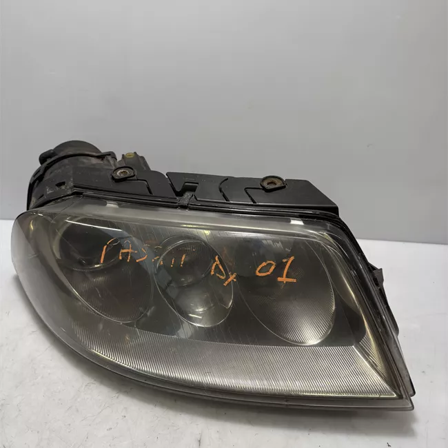 Proiettore con regolatore altezza destro