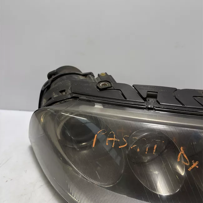 Proiettore con regolatore altezza destro