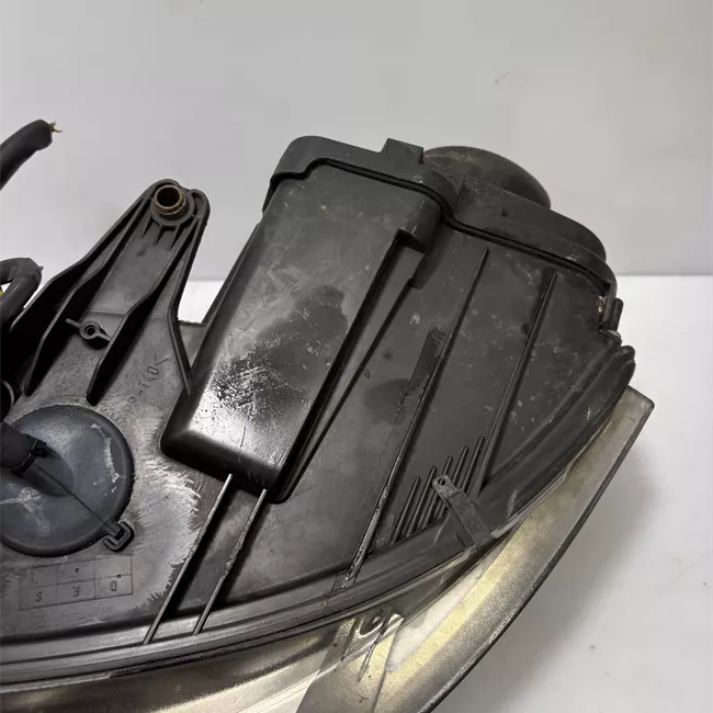 Proiettore con regolatore altezza destro