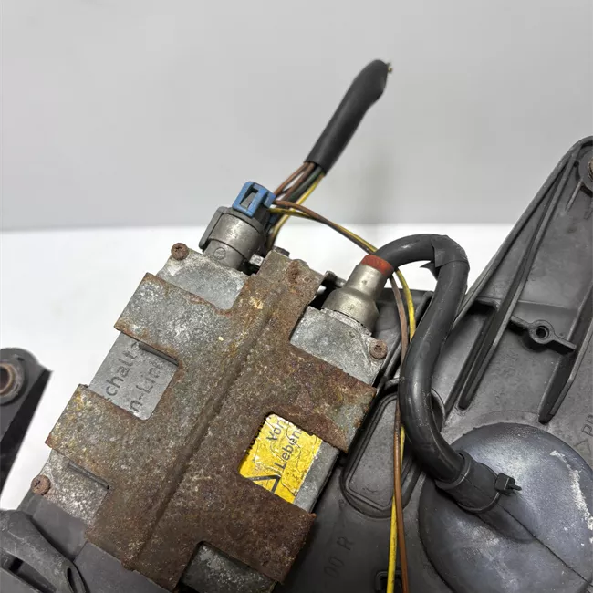 Proiettore con regolatore altezza destro