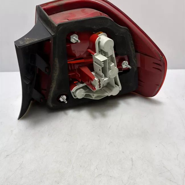 Fanale posteriore parte esterno sinistro