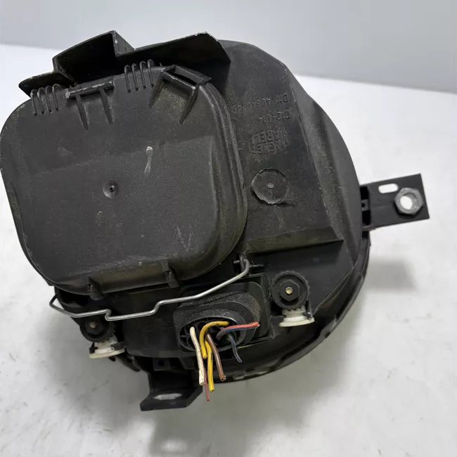 Proiettore con regolatore altezza destro