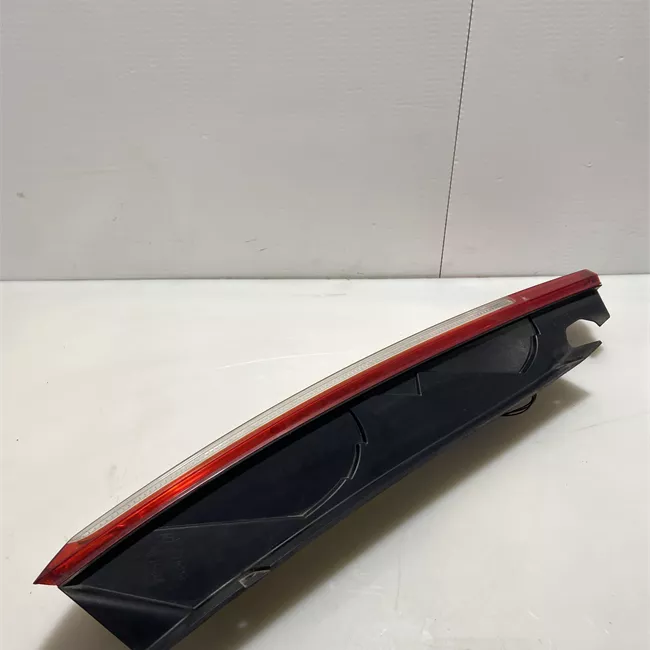 Fanale posteriore sinistro con lampadine