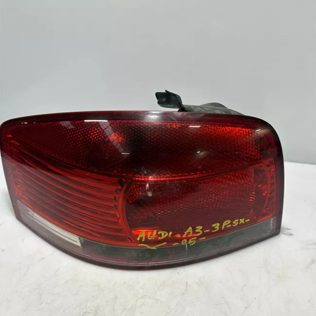 Fanale posteriore sinistro con retronebbia