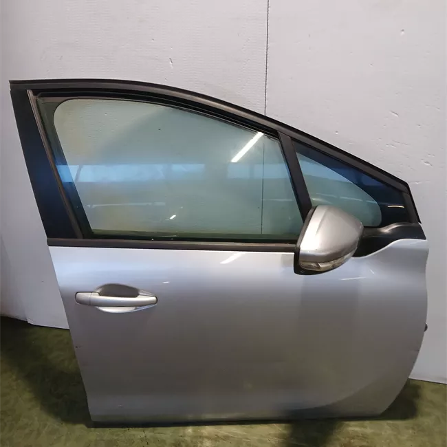 Porta anteriore destra