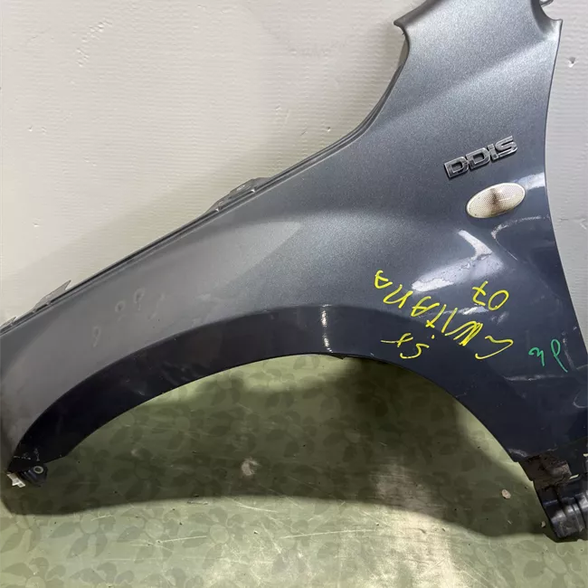 Parafango anteriore sinistro con fanalino laterale