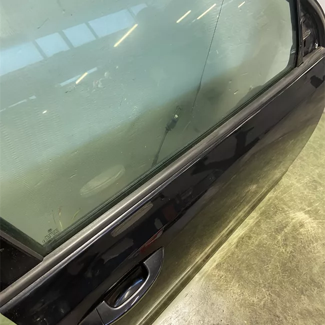 Porta anteriore destra