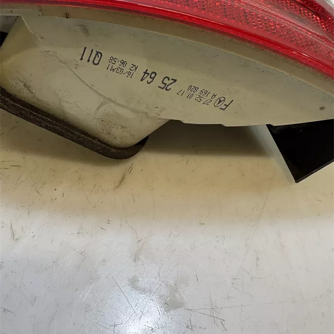 Fanale posteriore parte esterno sinistro