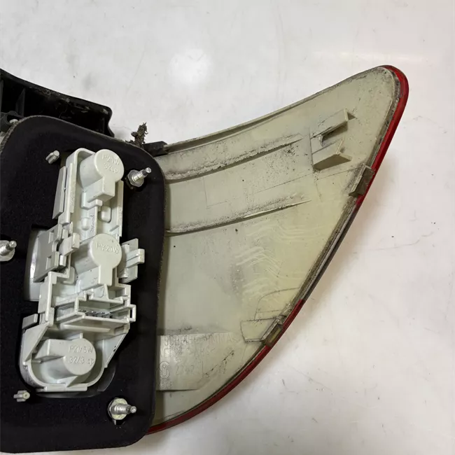 Fanale posteriore parte esterno sinistro