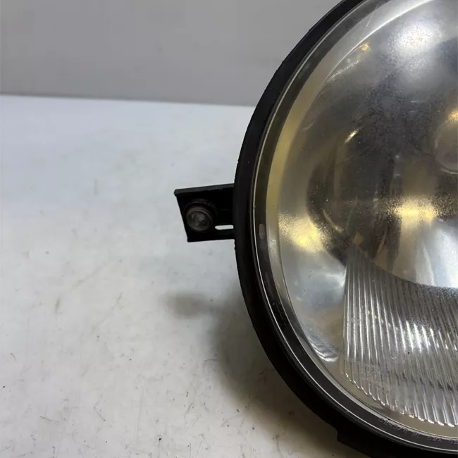 Proiettore con regolatore altezza sinistro