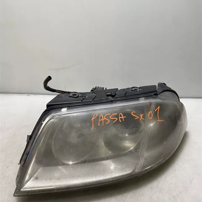 Proiettore con regolatore altezza sinistro