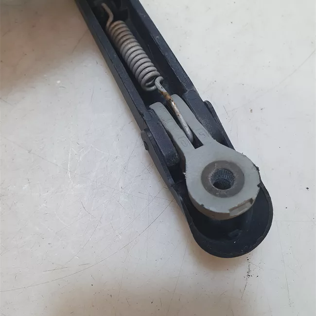 Braccio con spazzola tergilunotto