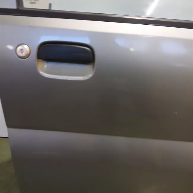 Porta anteriore destra