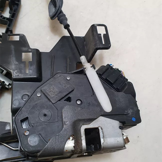 Serratura porta anteriore sinistra