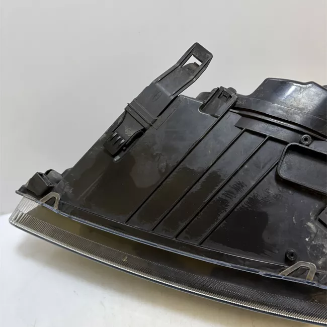 Proiettore destro con cornice finitura nera