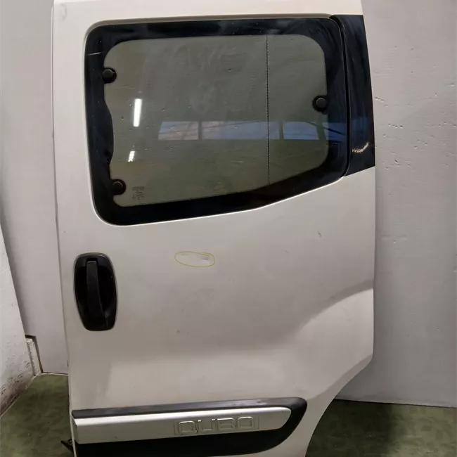 Porta posteriore sinistra con allestimento Trekking