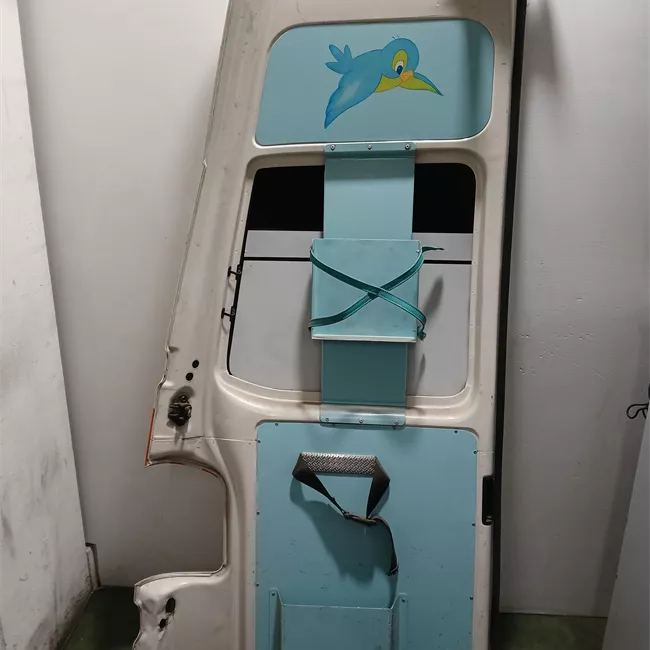 Porta carico posteriore a battente destra