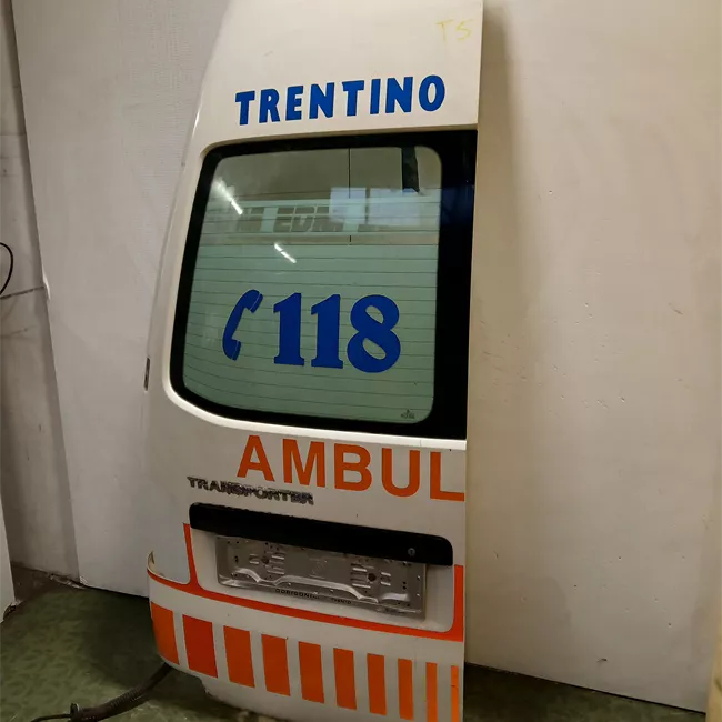 Porta carico posteriore a battente sinistra